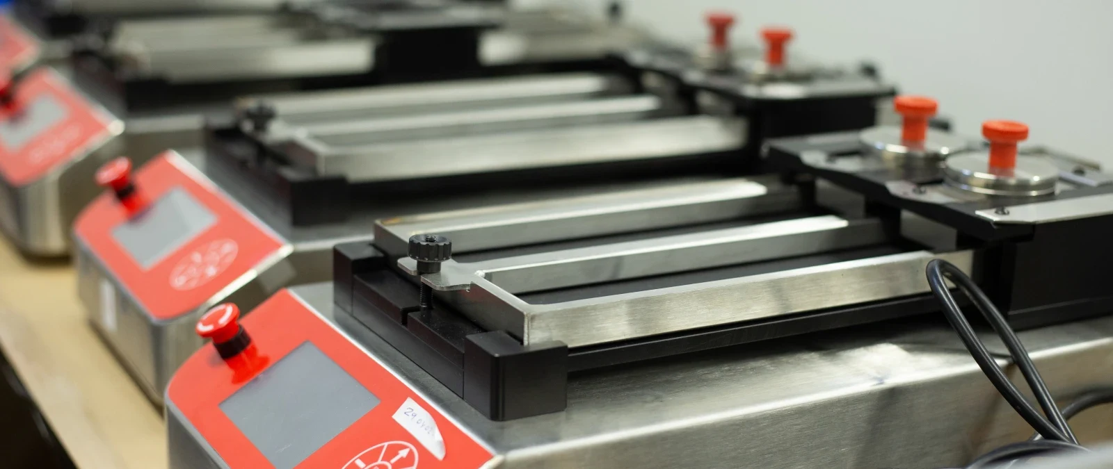 Fabricante y Distribuidor de Equipos para control de calidad e I+D+i